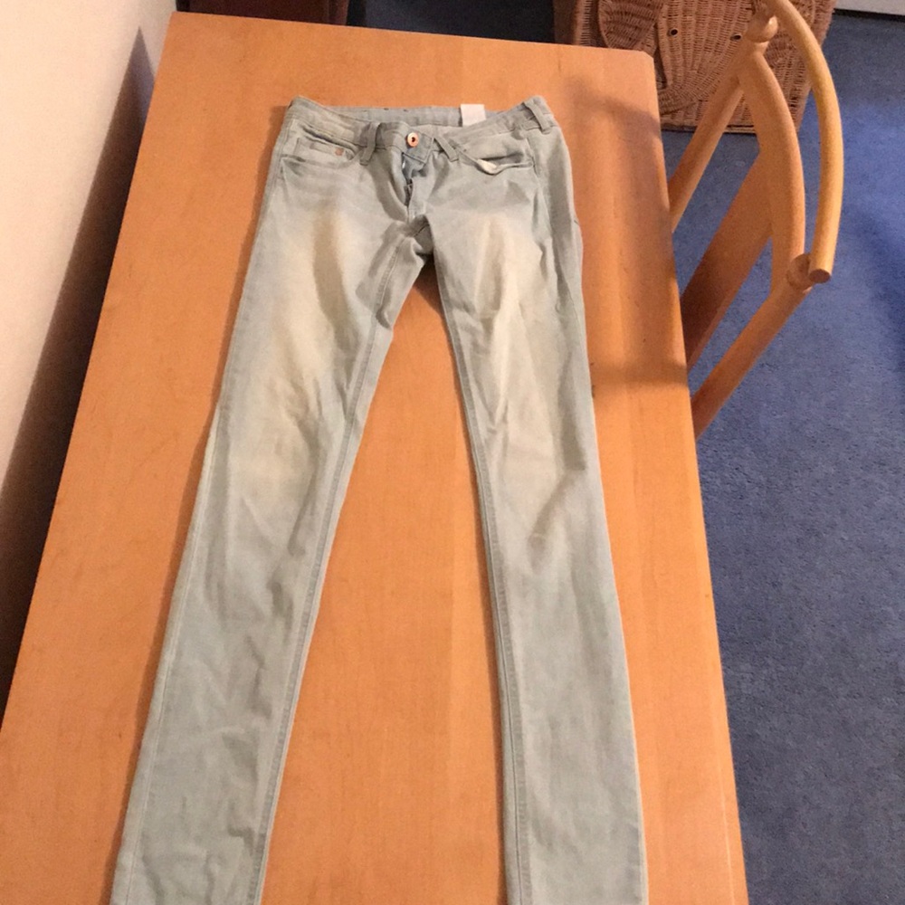 Light wash skinny jean